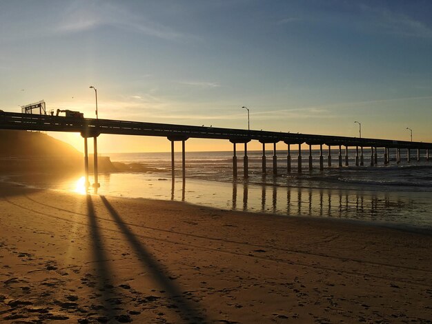 Ponte sul mare contro il cielo durante il tramonto