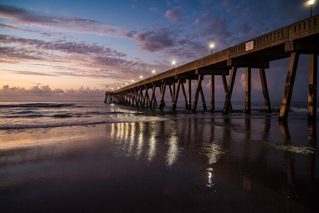 Foto ponte sul mare contro il cielo durante il tramonto