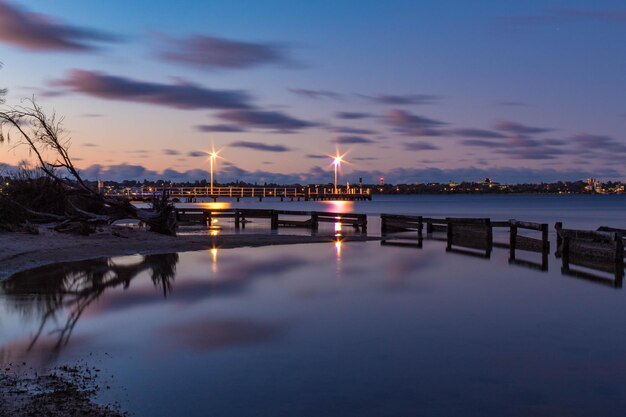 Foto ponte sul mare contro il cielo al crepuscolo