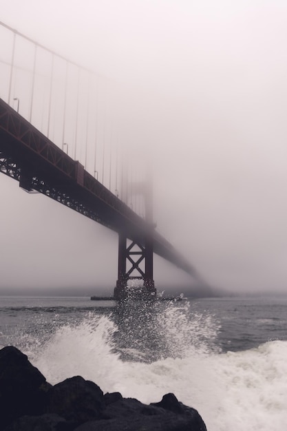 Photo bridge over sea against sky