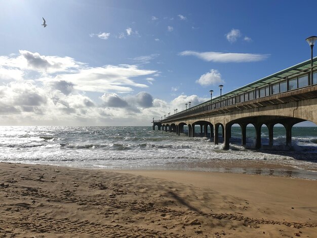 Foto ponte sul mare contro il cielo