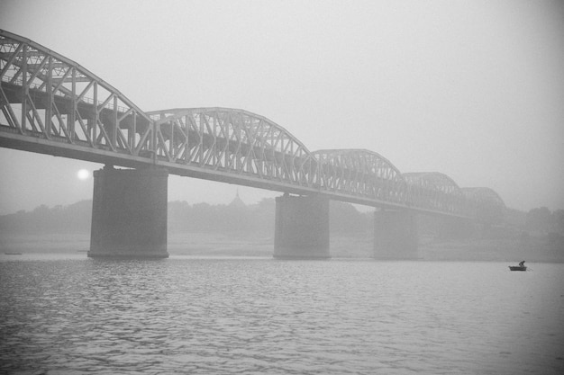 Photo bridge over sea against sky