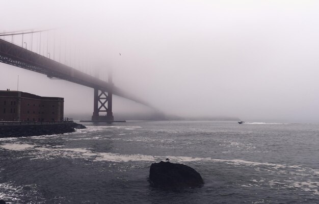 Photo bridge over sea against sky