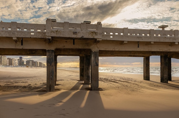 Photo bridge at sea against sky