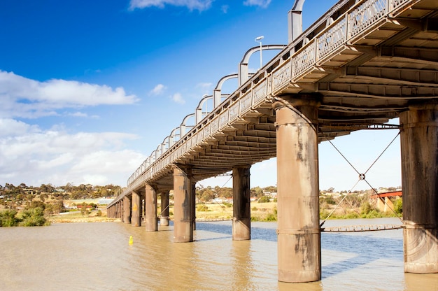 Foto ponte che attraversa il fiume murray in australia al town murray bridge in australia meridionale