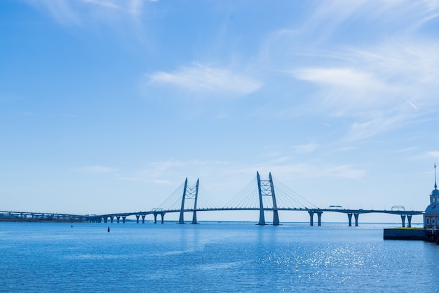 サンクトペテルブルクの橋。フィンランド湾、ロシア、サンクトペテルブルク、大きな川の眺めの美しい景色。クレストフスキー島。ネヴァ川。高速道路に通じる橋