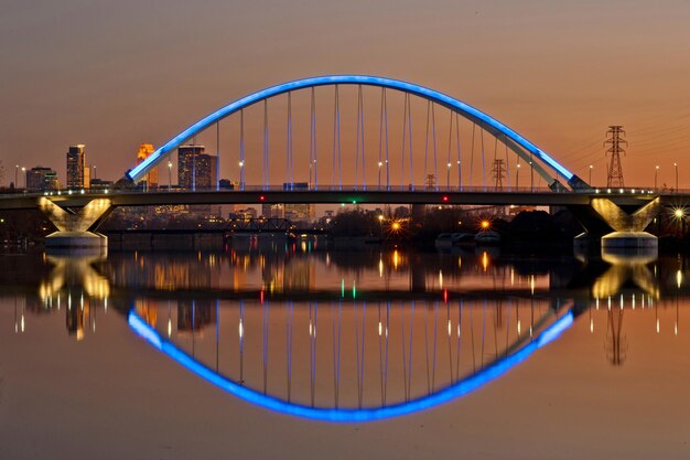 Photo a bridge that has a blue light on it