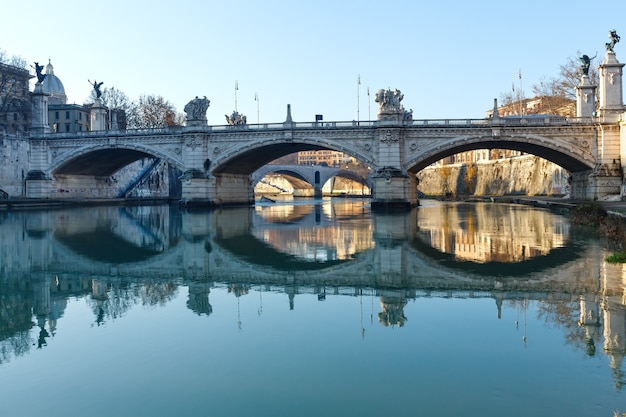 イタリア、ローマのテヴェレ川に架かる橋。朝の景色。