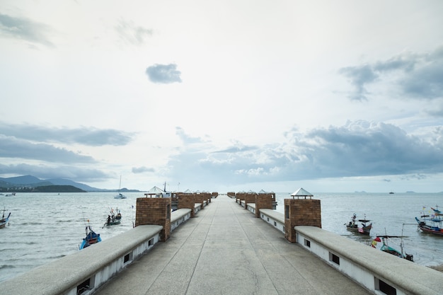 写真 海と港への橋