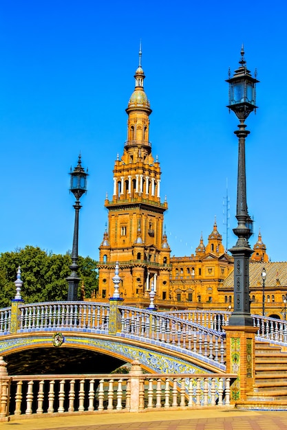 Ponte e torre a plaza de espana spagna