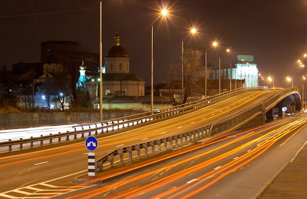 Foto il ponte di uno scambio di traffico di notte kiev - ucraina