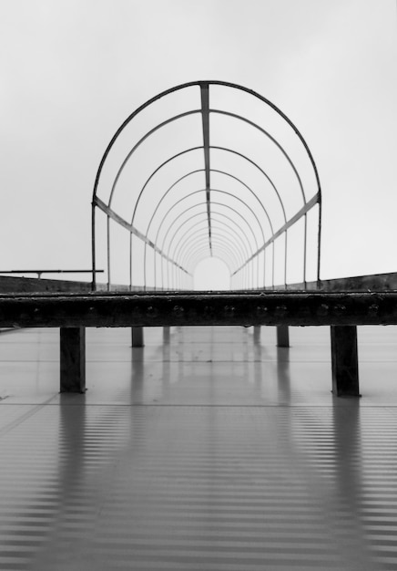 Photo bridge over water against clear sky