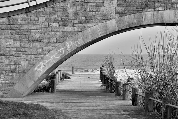 Foto ponte sull'acqua contro il cielo