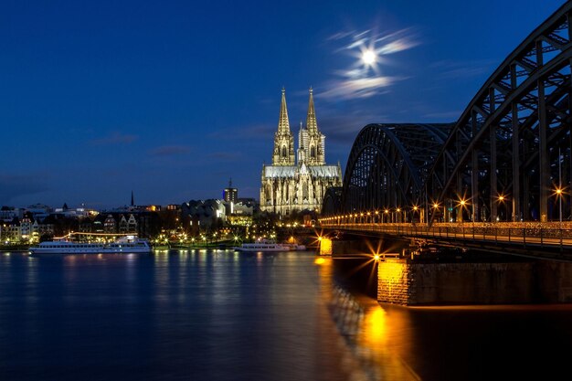 Photo a bridge over the water with a bridge and a city in the background