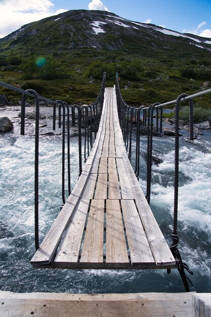 Photo a bridge over a wild river