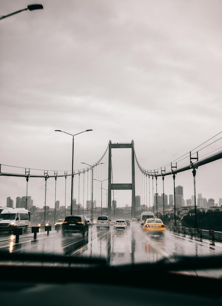 мост с машиной, едущей вниз по нему в дождь