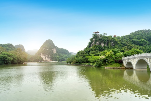 Un ponte con caratteristiche etniche, liuzhou, guangxi, cina.