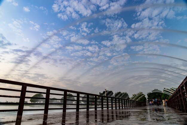 Ponte con fontana nel parco aspire durante il tramonto spettacolare a doha, in qatar.