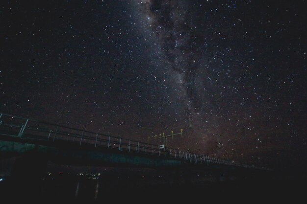 Photo a bridge with the milky way above it