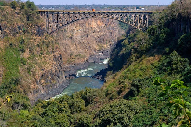 Ponte sul confine del fiume zambesi tra zambia e zimbabwe