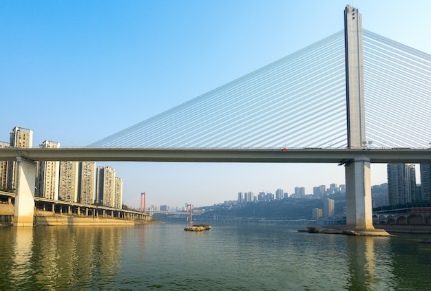 Ponti sul fiume yangtze e lo scenario della città di chongqing in cina