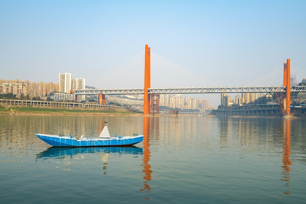 中国の揚子江と重慶市の風景に架かる橋
