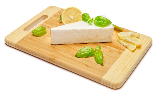 Foto formaggio brie o camambert su spazio bianco