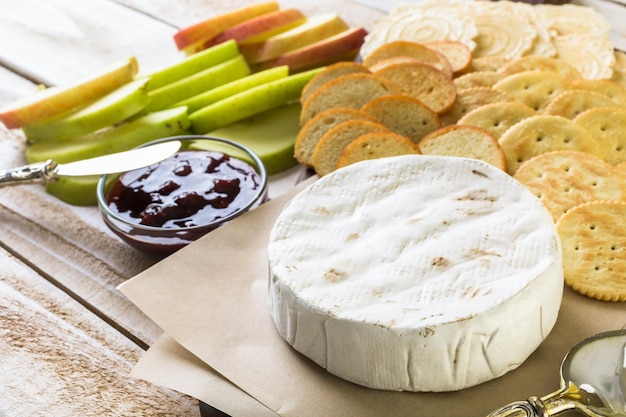 Brie kaas en cracker voorgerecht voor feesttafel.