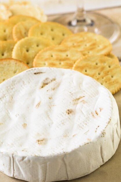 Brie kaas en cracker voorgerecht voor feesttafel.