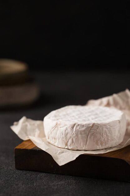 Brie kaas op een houten plank Een stukje camembert Franse keuken Aperitief