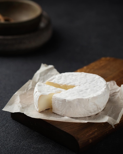 Brie kaas op een houten plank Een stukje camembert Franse keuken Aperitief