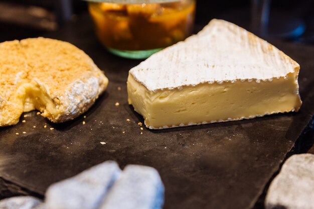 Brie-kaas op zwarte steenplaat.