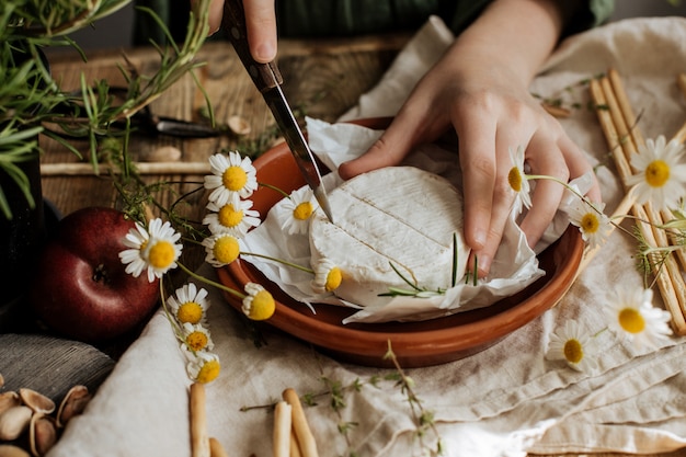 Foto brie-kaas staat op een houten tafel.