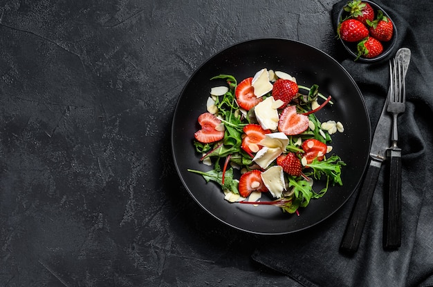 Brie-kaassalade met aardbeien, noten, snijbiet en rucola