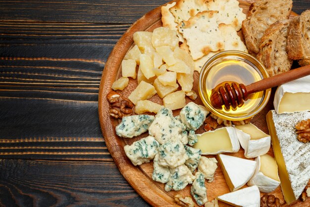 Brie op een houten bord met brood en zoete honing