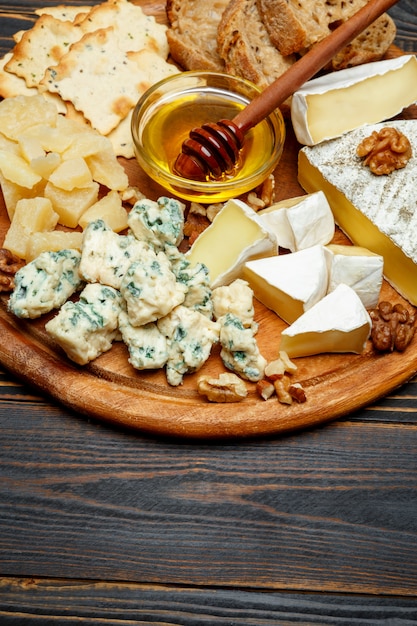 Brie op een houten bord met brood en zoete honing