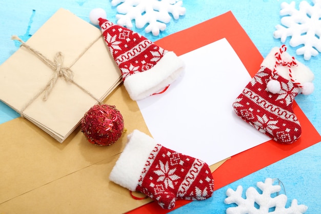 Brief aan de kerstman op houten tafel close-up