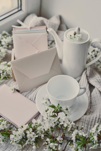 Brief ansichtkaart gefeliciteerd achtergrond Lay-out bovenaanzicht huwelijksuitnodiging Gelukkige verjaardag Moederdag lente kaart Koffieset en kopje