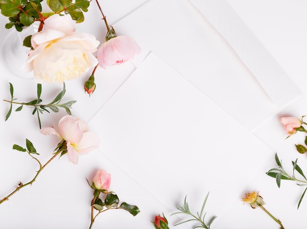 Brief pen en witte envelop op witte achtergrond met roze engels roos uitnodigingskaarten of liefdesbrief verjaardag Mother's Valentines Women's Wedding Day concept