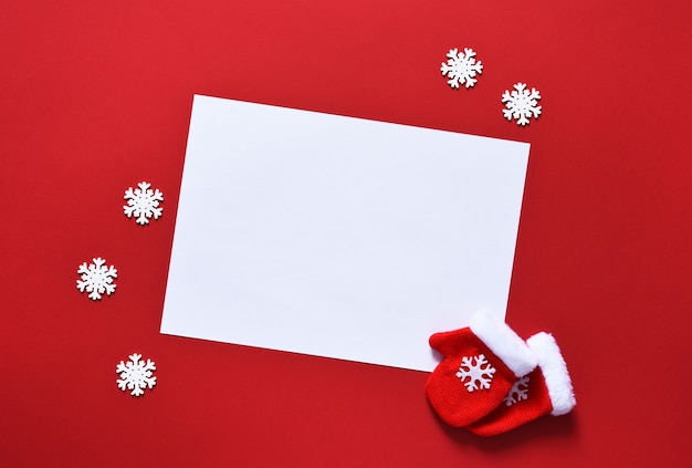 Brief voor de kerstman. Kerstmis rode achtergrond met decoratie.