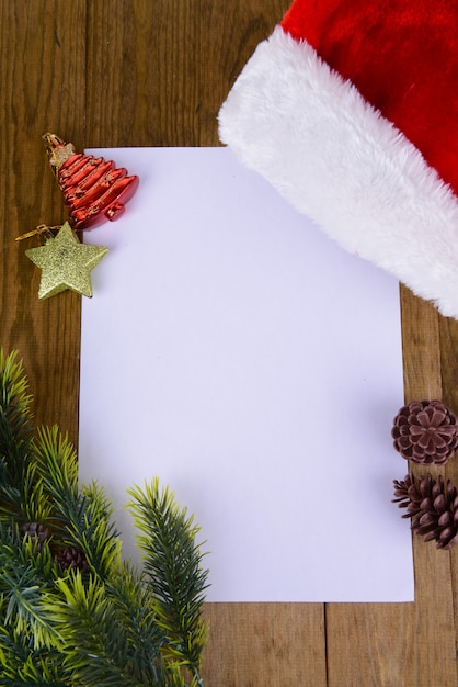 Brief voor de kerstman met kerstmuts op tafel close-up