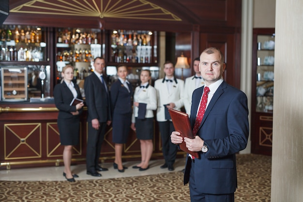 Briefing personeel in hotel en restaurant.