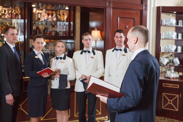 Briefing staff in hotel e ristorante.