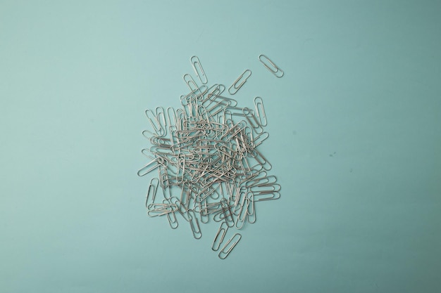 Briefpapier paperclips op achtergrond