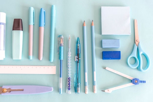 Briefpapier set flatlay op het bureau