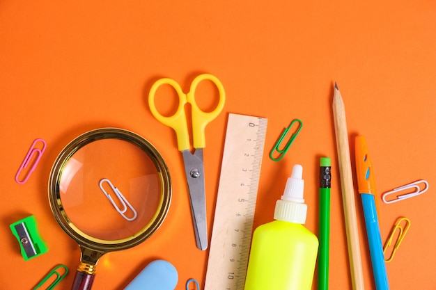 Briefpapier set voor schooljongen oranje achtergrondVoorbereiding op schoolseizoen