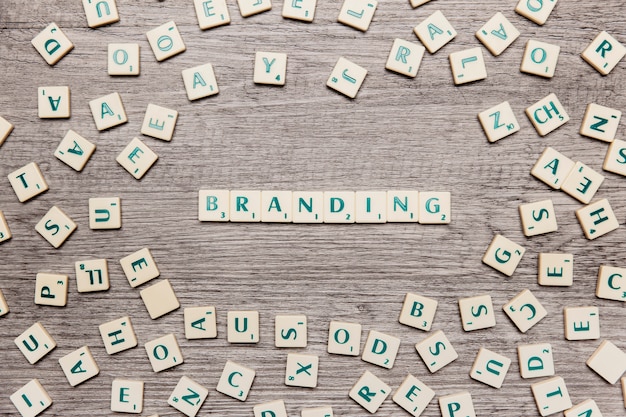 Brieven die het woord branding vormen