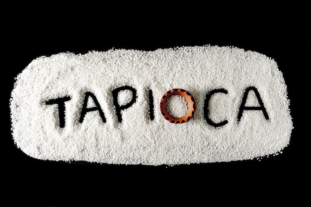 Brieven geschreven in tapiocameel TAPIOCA op zwarte achtergrond