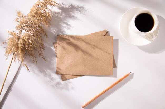 Brieven met grasdecoratie en kopje koffie op tafel