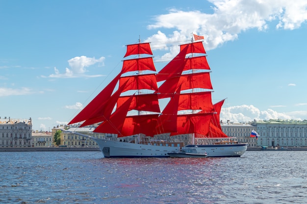 Brig met scharlaken zeilen in het watergebied van de Neva Repetitie van de jaarlijkse vakantie van afgestudeerden van Russische scholen Sint-Petersburg Rusland 2 juni 2021